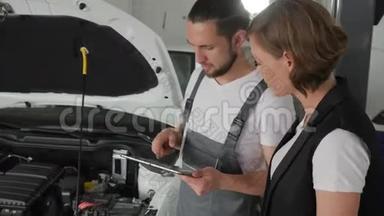 汽车`师傅在平板电脑上显示技术状况，汽车修理工在故障车辆上显示，汽车修理工建议